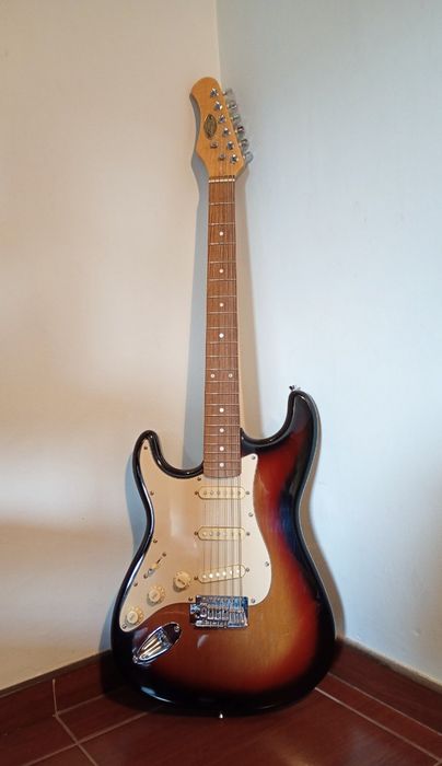 Elektrogitara Stagg Stratocaster dla leworęcznych