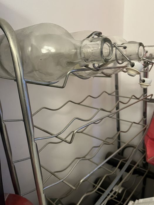 Garrafas e estante de garrafas