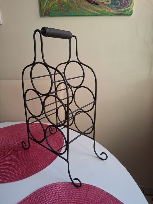 Żeliwny stojak na wino