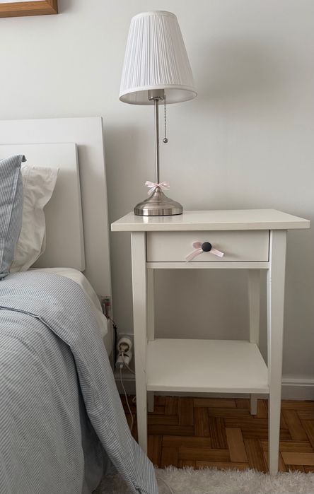 Mesa de cabeceira e candeeiro IKEA
