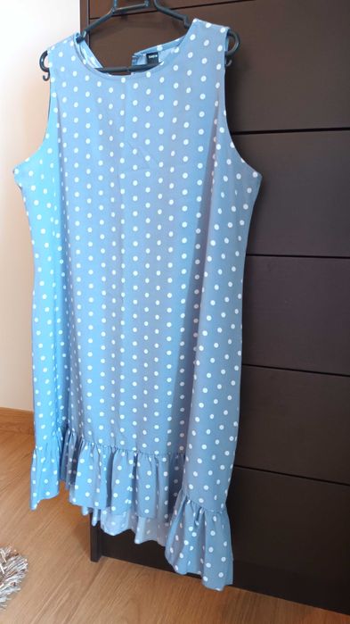 Vestido azul às bolinhas brancas