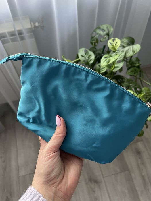 Turkusowa kosmetyczka Clarins