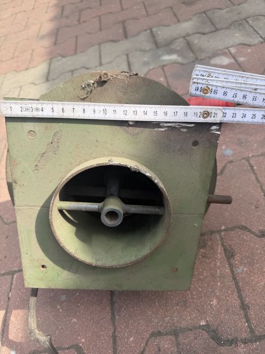 Elektryczny  wyciag spalin warsztatowy .Wentylator