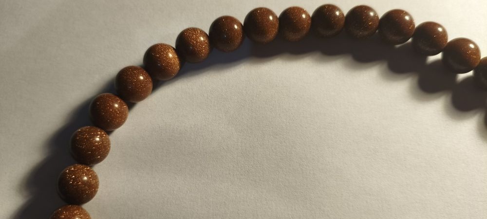 Naszyjnik piasek pustyni Goldstone – kule 10 mm – 41 cm