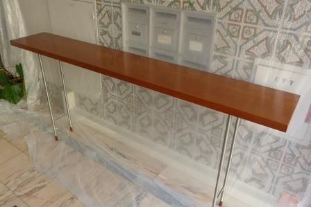 Móvel-consola, tampo em madeira cerejeira.