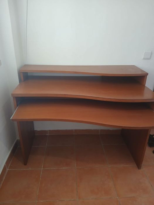 Secretaria /mesa em bom estado