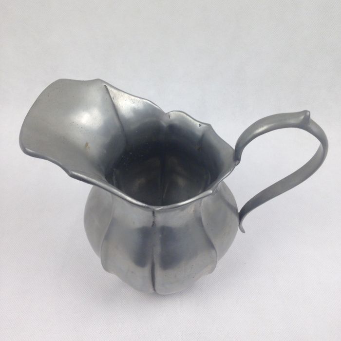 Conjunto de Jarro e Prato em Estanho