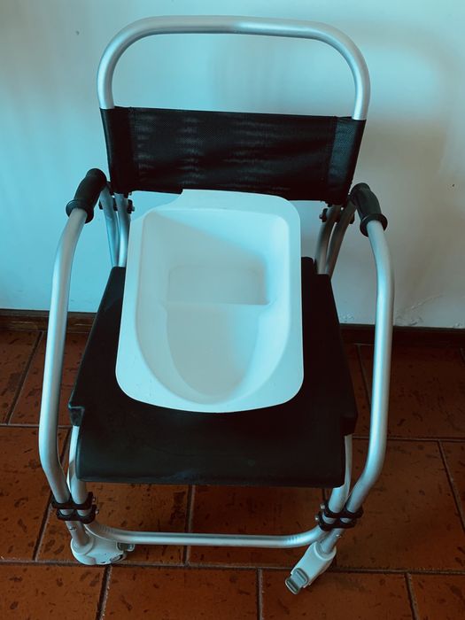 Cadeira sanitaria e banho com rodas e bacio