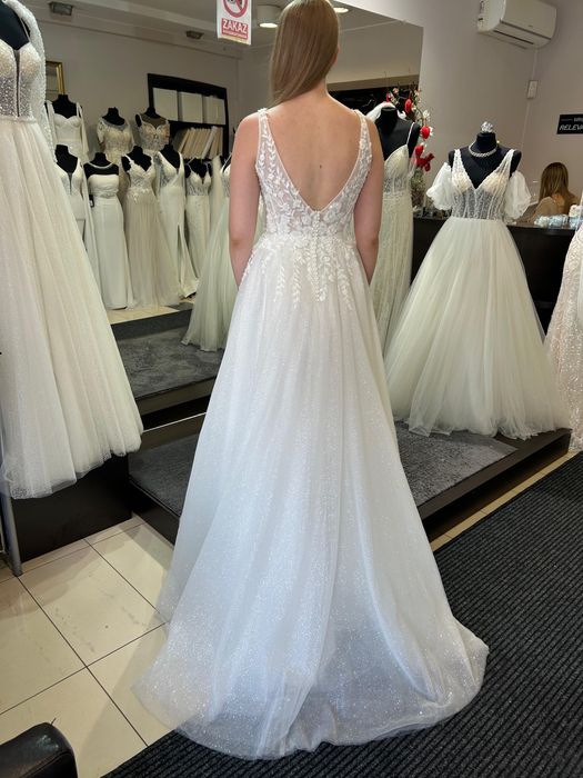 Suknia ślubna z rozcięciem