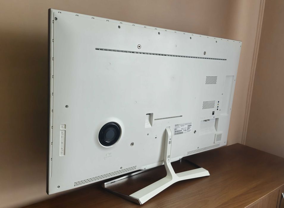 Телевізор "47" Philips 47pfl7108k/12  / Ambilight