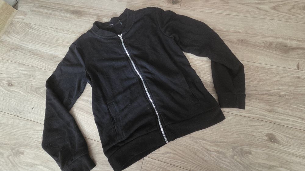Bluza klasyczna czarna zapinana na zamek s