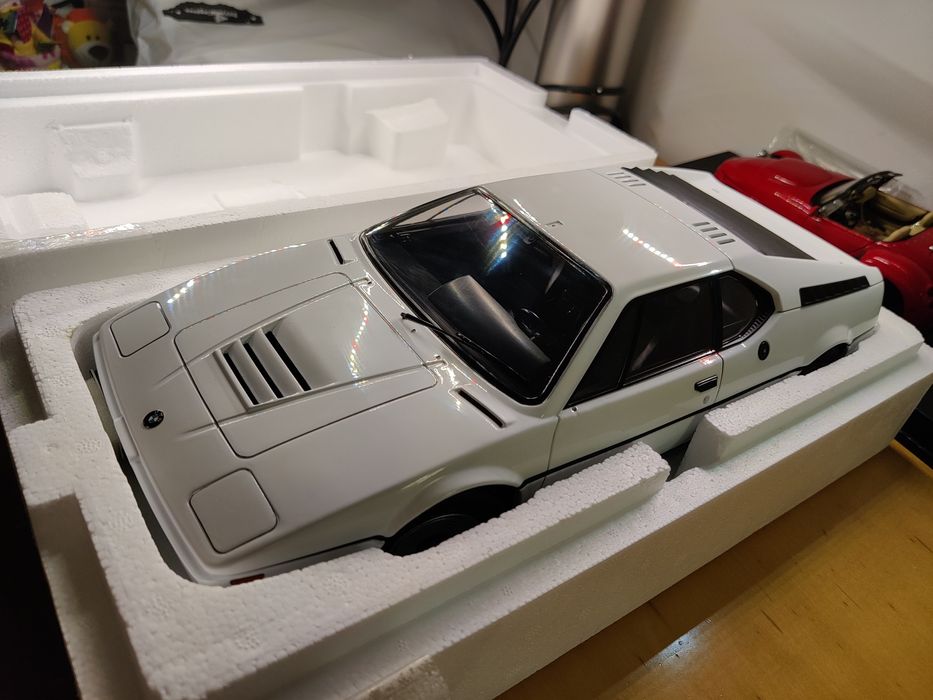 KK Scale 1/12 BMW M1 E26 ストリート 1978 レッド KK Scale BMW M1 (E26) Street 1978 • DiecastSociety.com