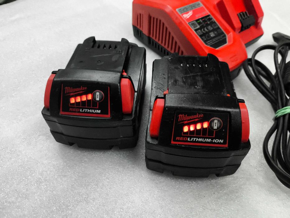 Zestaw Milwaukee M18 Ładowarka M12-18FC +2x akumulator 5Ah baterie