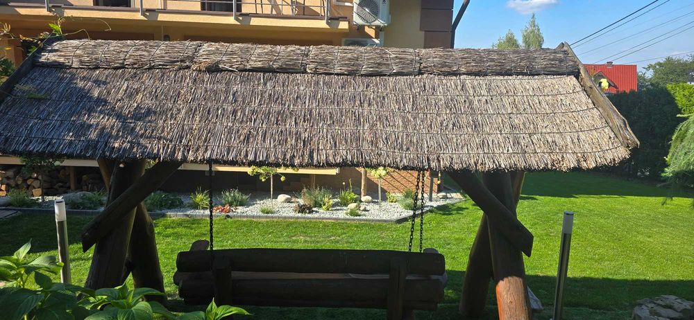 Huśtawka ogrodowa z bali