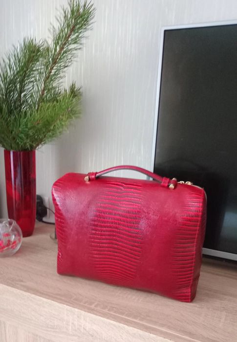 Червона дорожна сумка-кейс 
для косметики
 "Estee Lauder".