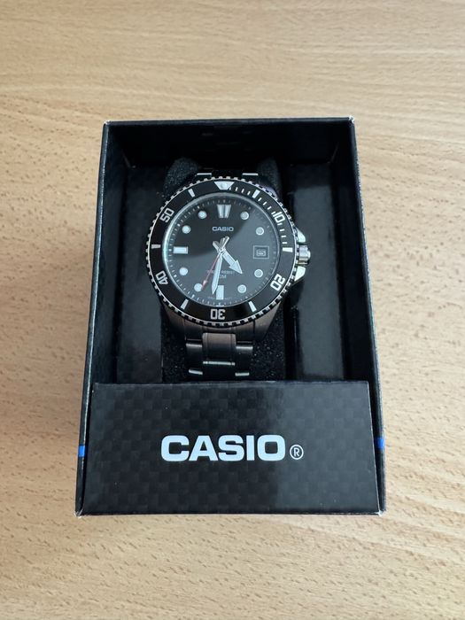 Relogio Casio bracelete metalica e fundo preto