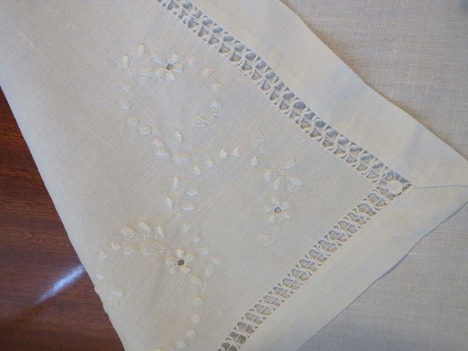 Pano de Tabuleiro em Linho Bordado à Mão – 52 x 37 cm