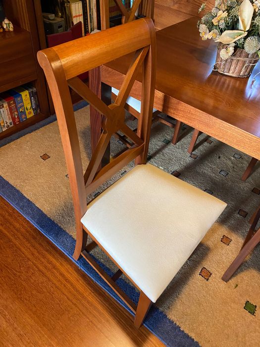 Mesa de madeira maciça, com seis cadeiras