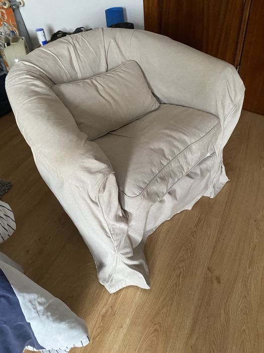 Poltrona confortável bege com capa removível – ótimo estado