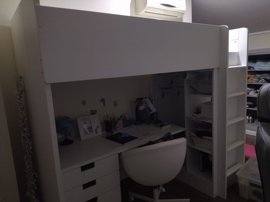 Cama alta com secretária Ikea
