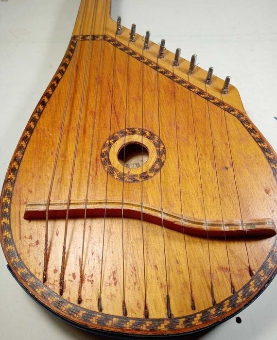 Украинский музыкальный инструмент Бандура в сувенирном исполненииn