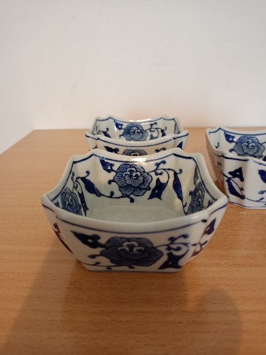 Chiny. Cztery stare, ręcznie malowane, porcelanowe miseczki.