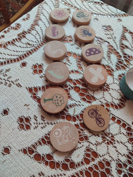 Дитяча гра на запам'ятовування з дерев'яними фішками