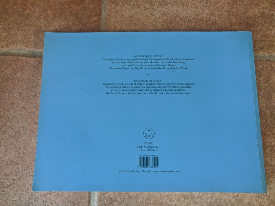 Livro com peças para órgão de Bach volume 1