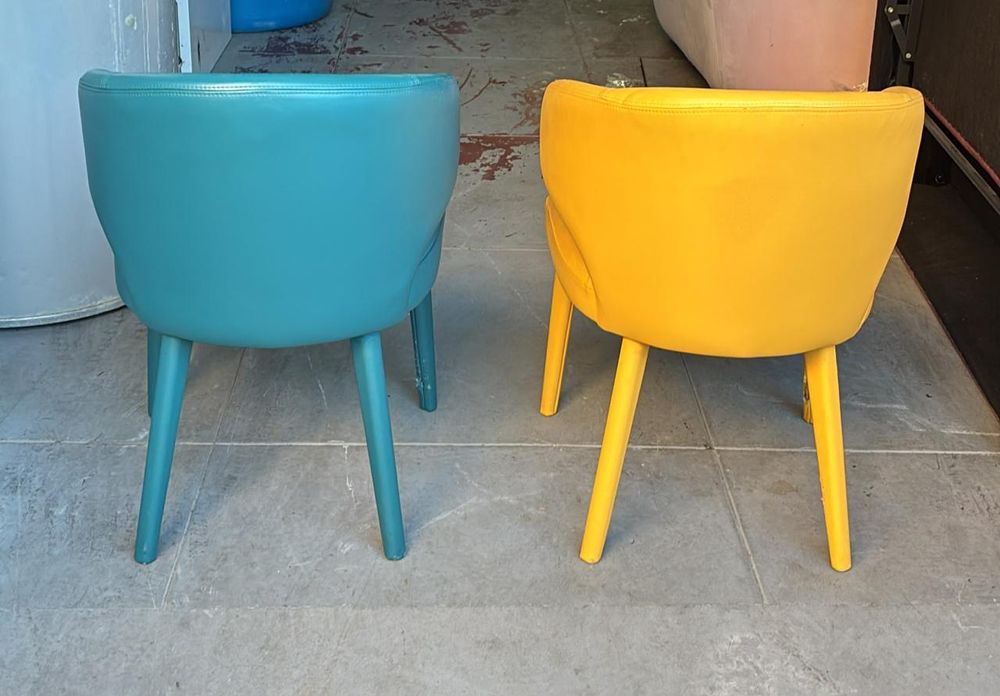2 Cadeiras Couro Shell — Teal + Amarela | Retro Mid-Century | Porto