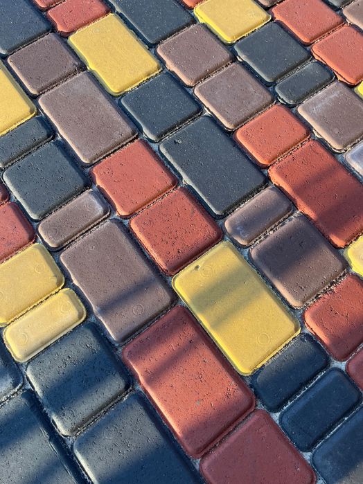 Бруківка та бордюри