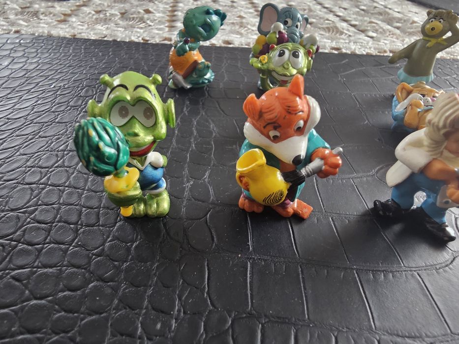 Kinder niespodzianka figurki kolekcjonerskie