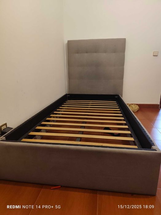 Cama de solteiro com estrado