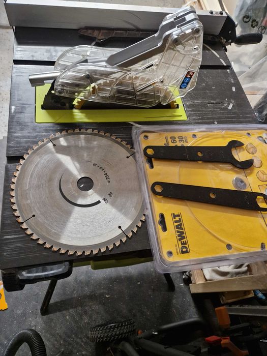 Piła Ryobi RTS1800EF