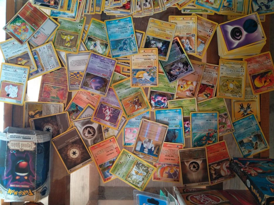 +/- 300 cartas Pokémon