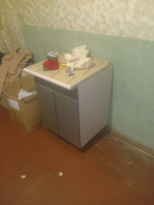 Тумбочка на кухню под накладной умывальник а вторая просто тумбочка