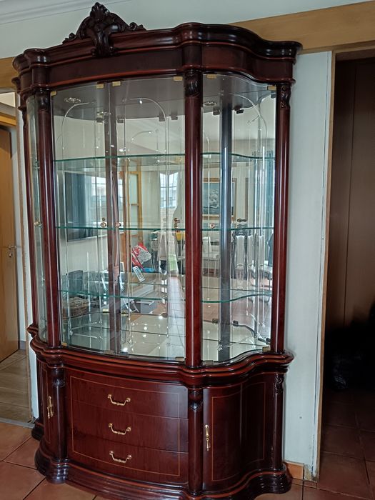 Cristaleira de sala com portas de vidro e gavetas em madeira em mognol