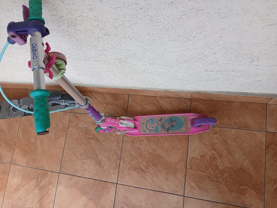 Dwie hulajnogi, hulajnoga plus kask