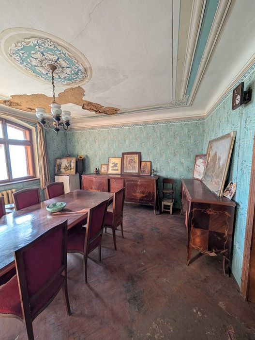 Великий будинок із землею, гаражем на початку міста _RR