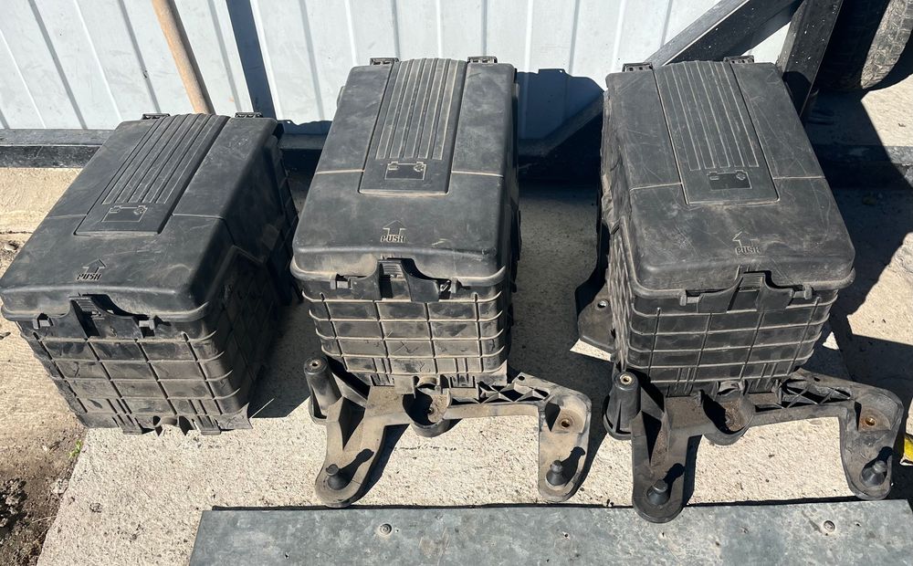Площадка,корпус акумулятора passat b6 b7 golf 5,6 touran oktavia