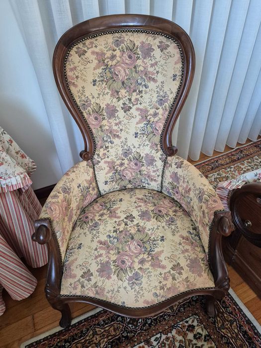 Cadeirão em madeira de castanho almofadado