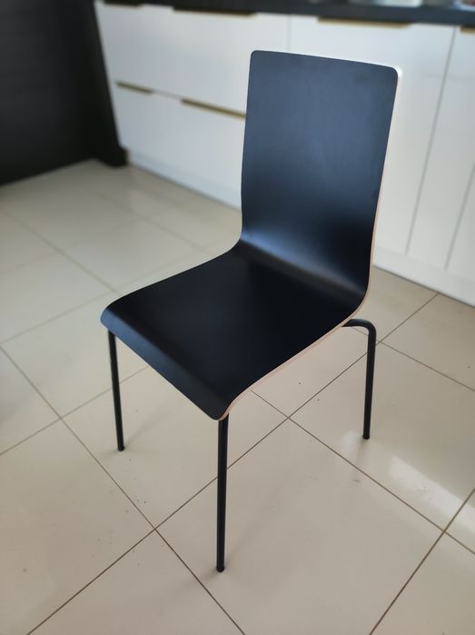 Czarne, drewniane krzesła z metalowym stelażem MARTIN  IKEA