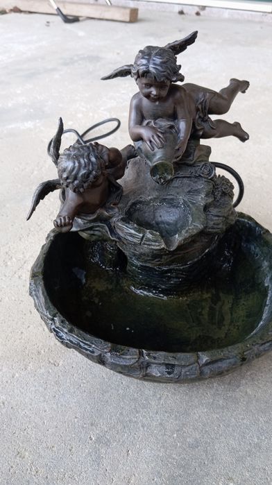 Fonte com anjos em excelente estado