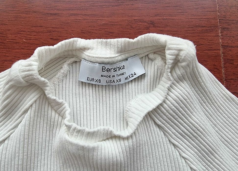 Camisola branca curta com detalhes estilo pérolas Bershka, tamanho XS