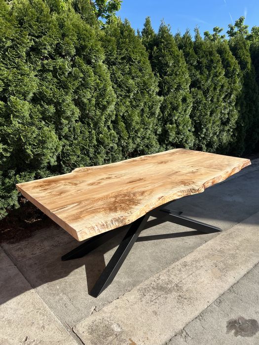Duży stół z litego drewna.