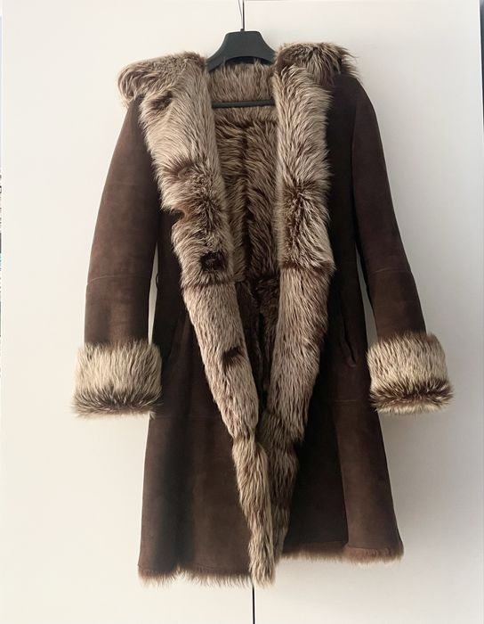 Naturalny kożuch wiązany w pasie