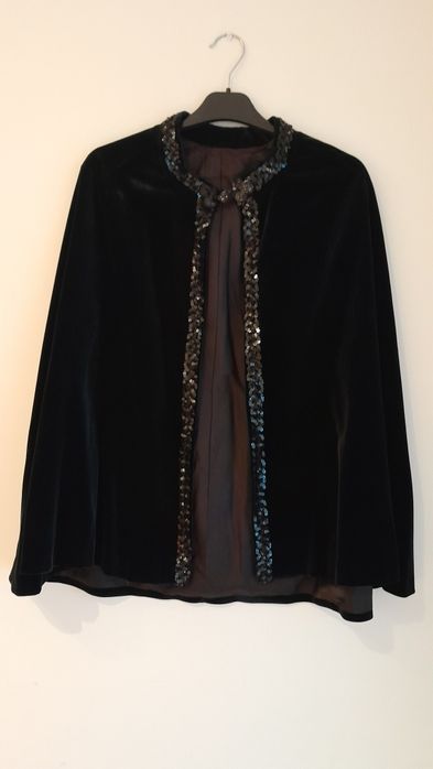 Capa em veludo e lantejoulas.