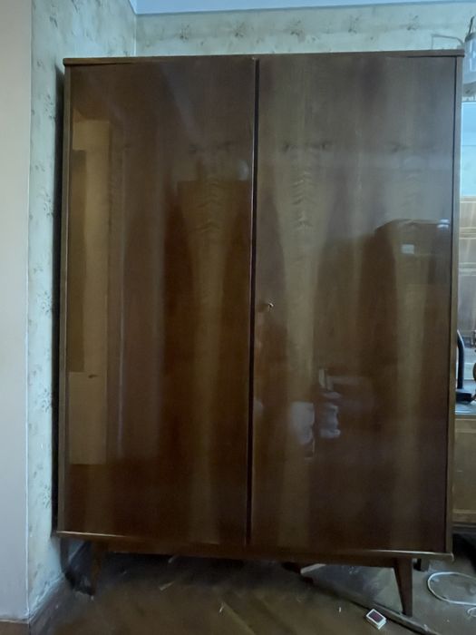 Радянські меблі (серванти, шафи, полиці, письмовий стіл, комод)