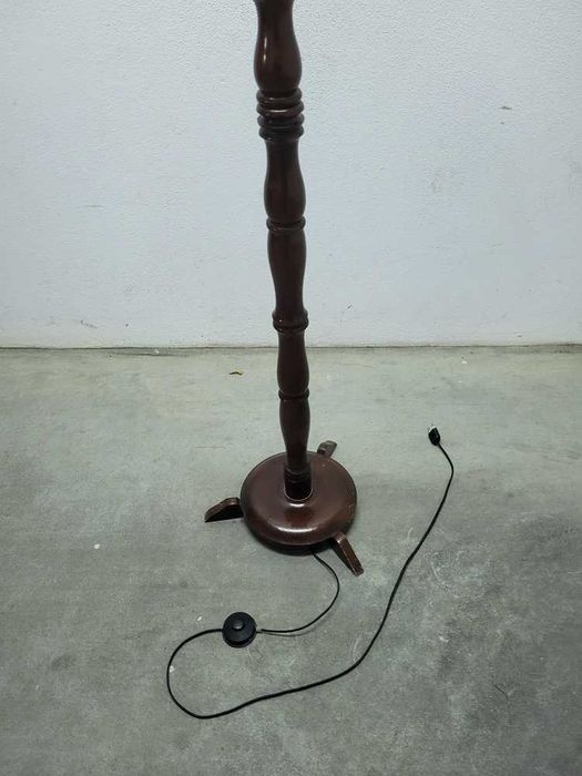 Candeeiro de Pé em Madeira