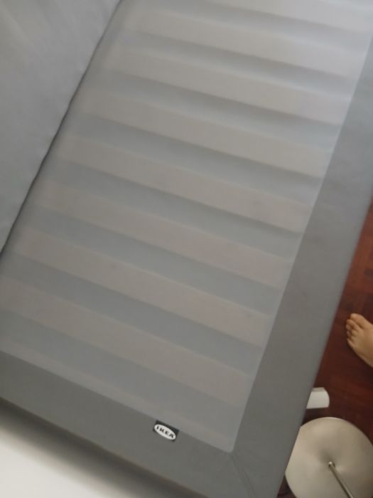 Sommier ikea 90x200 cm, com pés e forro, como novo.