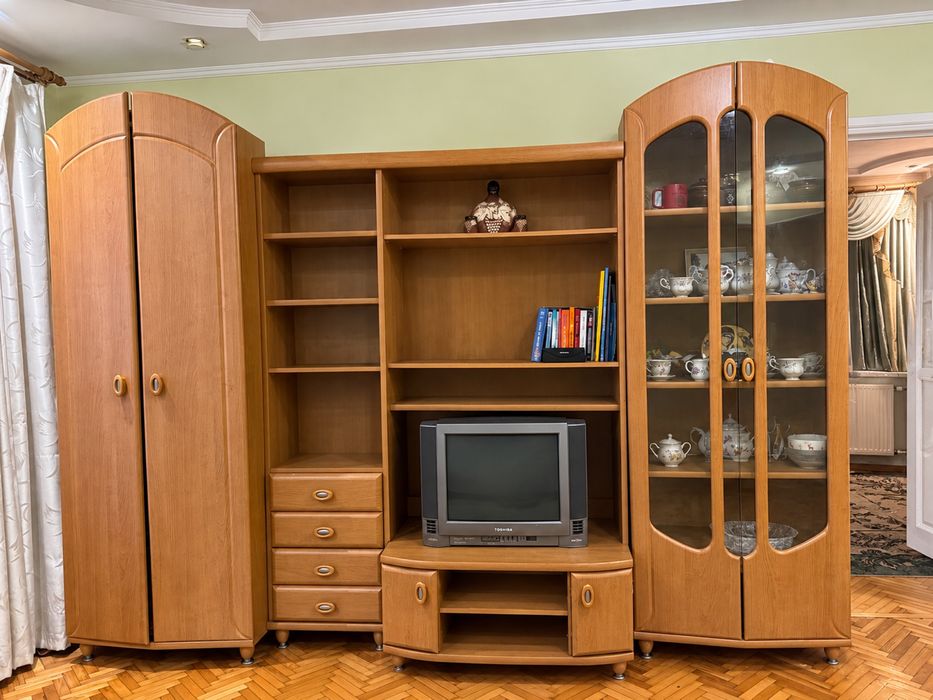 Стінка в вітальню з шафами і вітриною